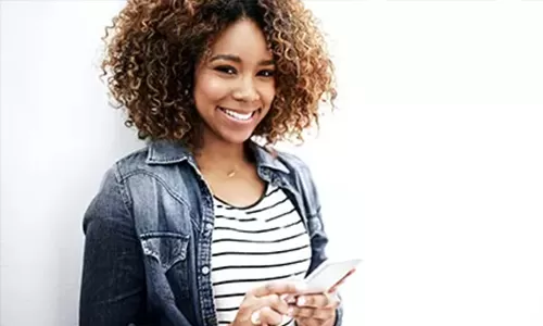 Woman happy with rewards - Oregon State Credit Union